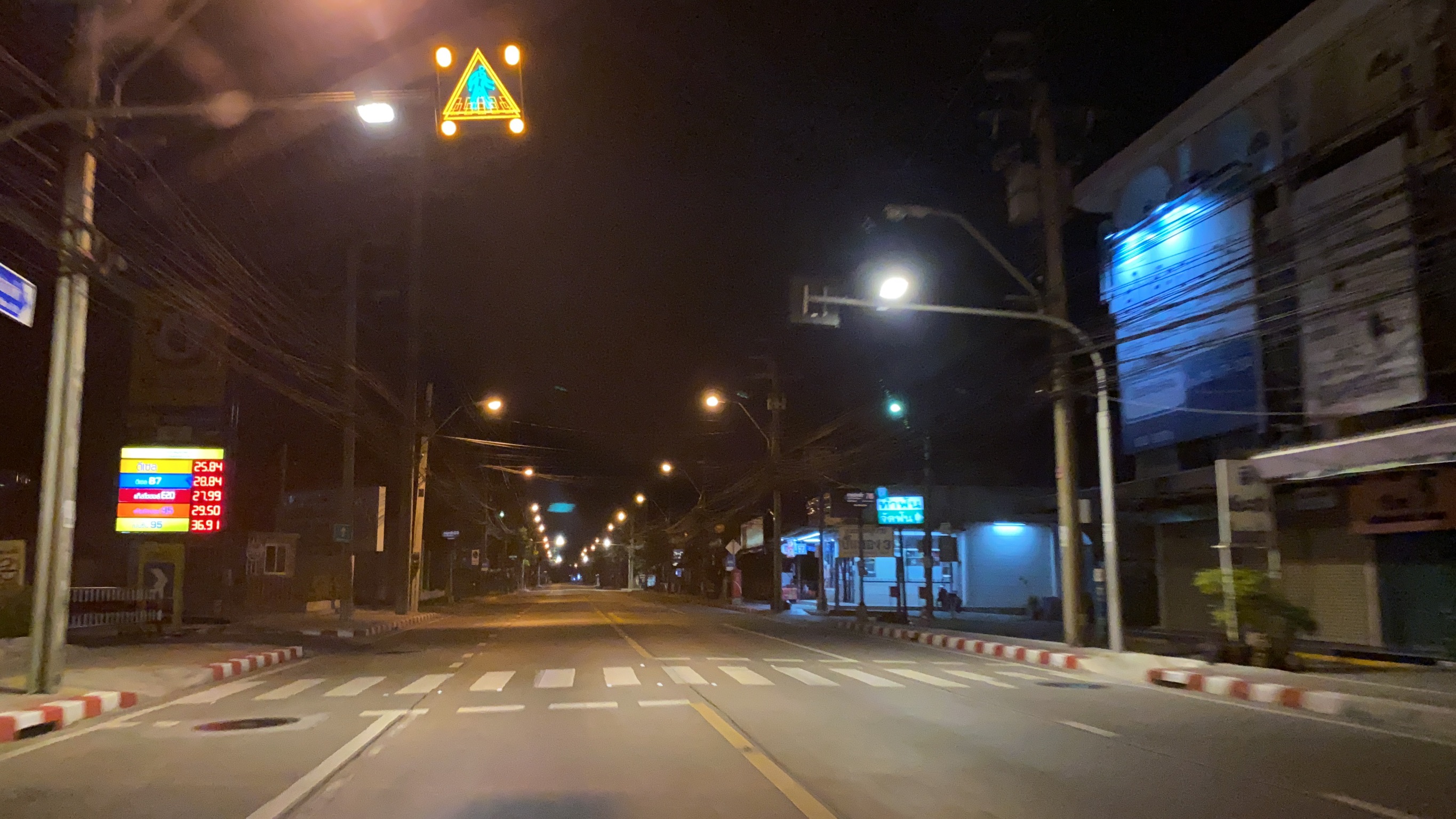 ประมวลภาพ ค่ำคืนอันเงียบเหงา ในห้วงเวลา เคอร์ฟิว (ภาพชุด) 