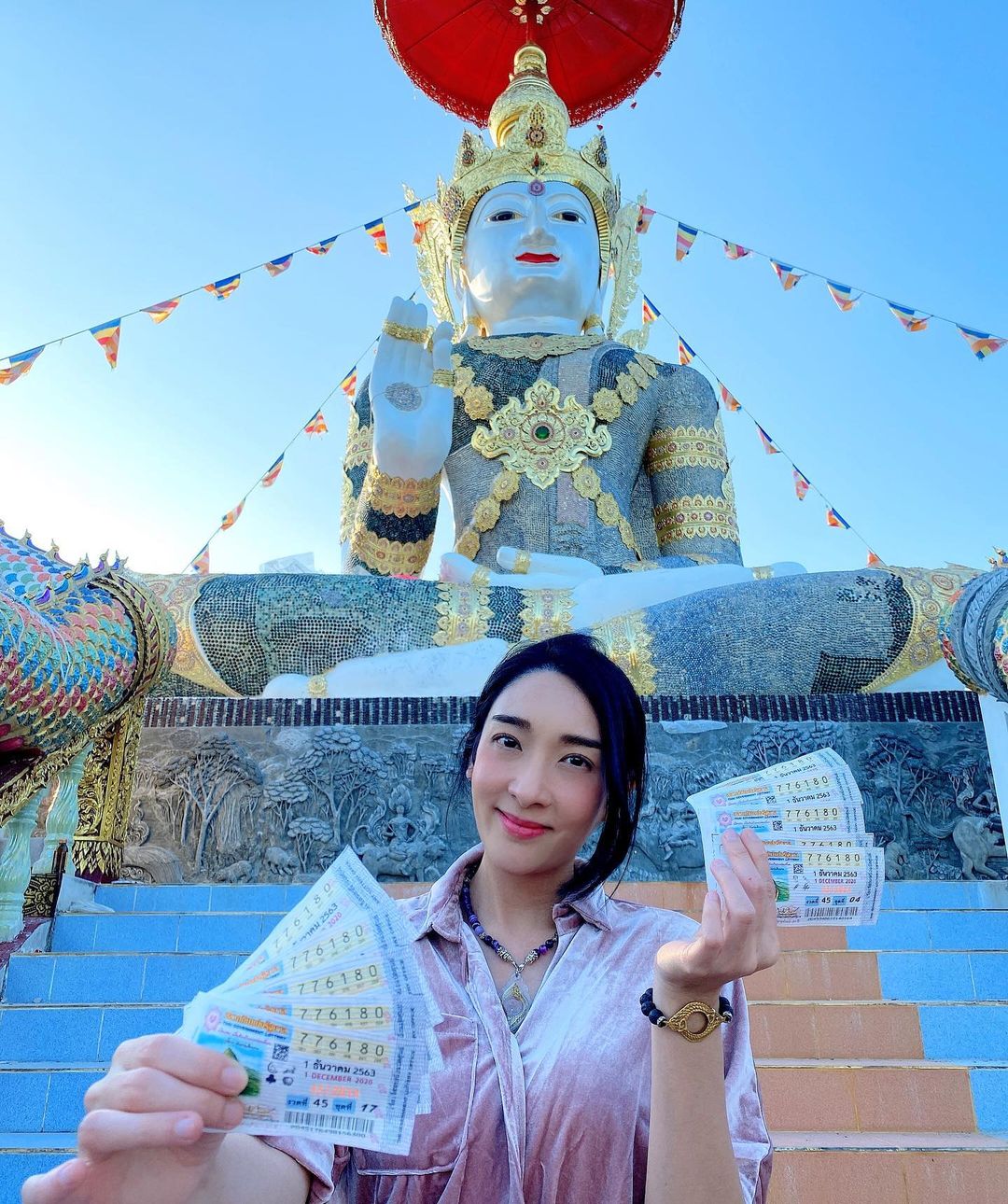 เฟี้ยว์ฟ้าว สุดสวิงริงโก้ แจงไม่ได้เพิ่งถูกลอตเตอรี่ตอนสร้างพระ แต่ถูกมาก่อนหน้านั้นแล้ว เฟี้ยว์ฟ้าว สุดสวิงริงโก้ แจงไม่ได้เพิ่งถูกลอตเตอรี่ตอนสร้างพระ แต่ถูกมาก่อนหน้านั้นแล้ว