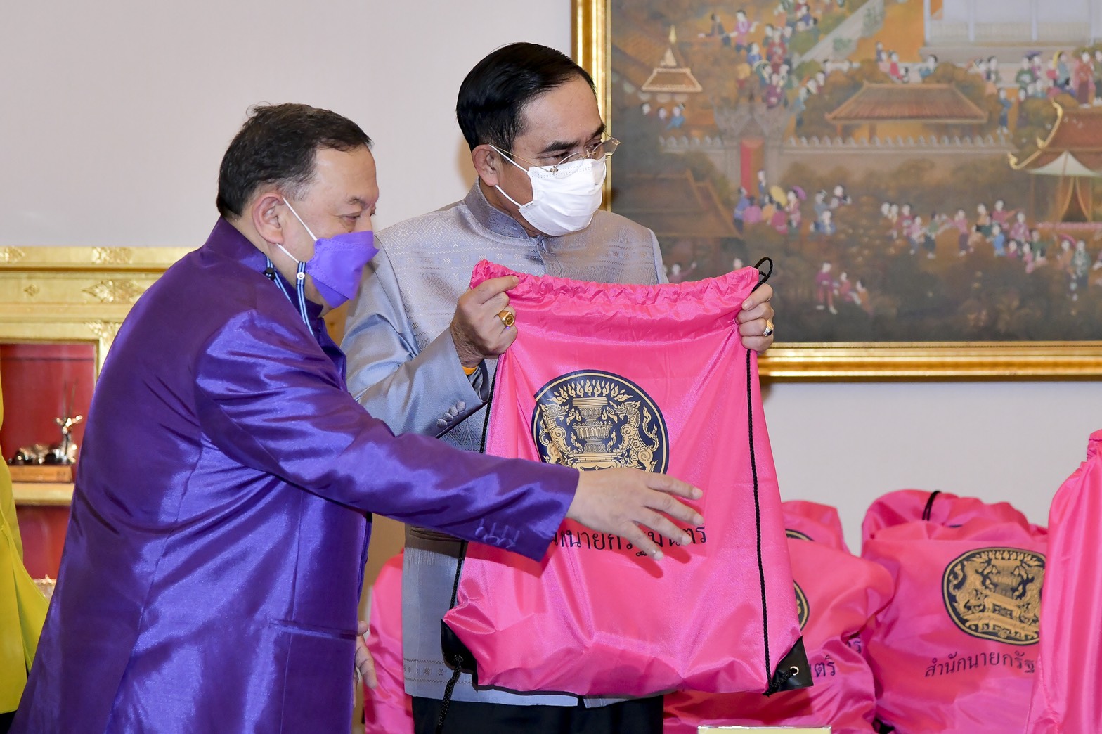 'ถุงกำลังใจ' จากเงินเดือนนายกฯ-ครม. ช่วยเหลือให้กลุ่มเปราะบาง 'ถุงกำลังใจ' จากเงินเดือนนายกฯ-ครม. ช่วยเหลือให้กลุ่มเปราะบาง