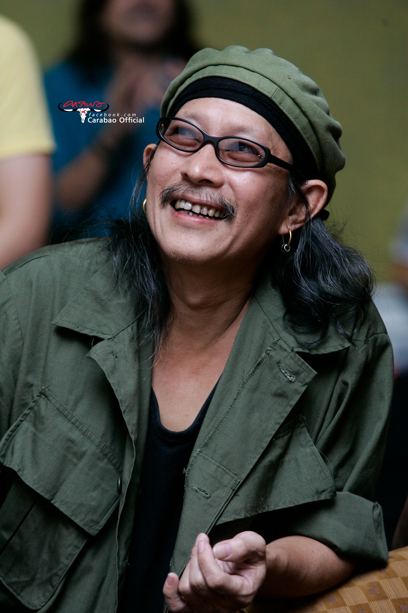 แอ๊ด คาราบาว หอบธูปเทียนเข้าขอขมาผู้ว่าฯ สุพรรณบุรี!!