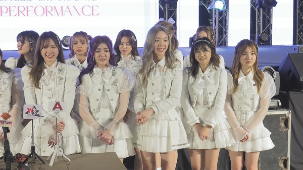 BNK48 รุ่นที่ 1 ขึ้นโชว์ซิงเกิ้ลพิเศษ Jiwaru DAYS   (มีคลิป) 