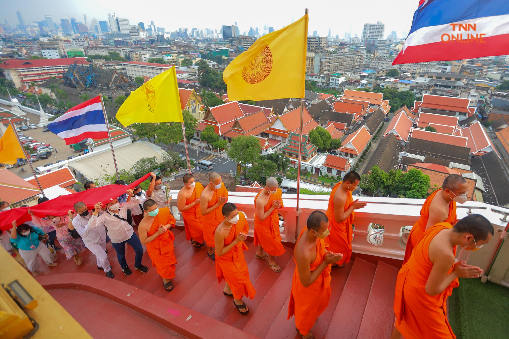 ประชาชนร่วมพิธี “ห่มผ้าแดงภูเขาทอง” ประจำปี 2564 เสริมสิริมงคล