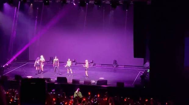 แฟนๆ ห่วงใย!! ‘ชูฮวา (G)I-DLE’ ทรุดกลางเวทีทีโชว์ที่เม็กซิโก (มีคลิป) แฟนๆ ห่วงใย!! ‘ชูฮวา (G)I-DLE’ ทรุดกลางเวทีทีโชว์ที่เม็กซิโก (มีคลิป)