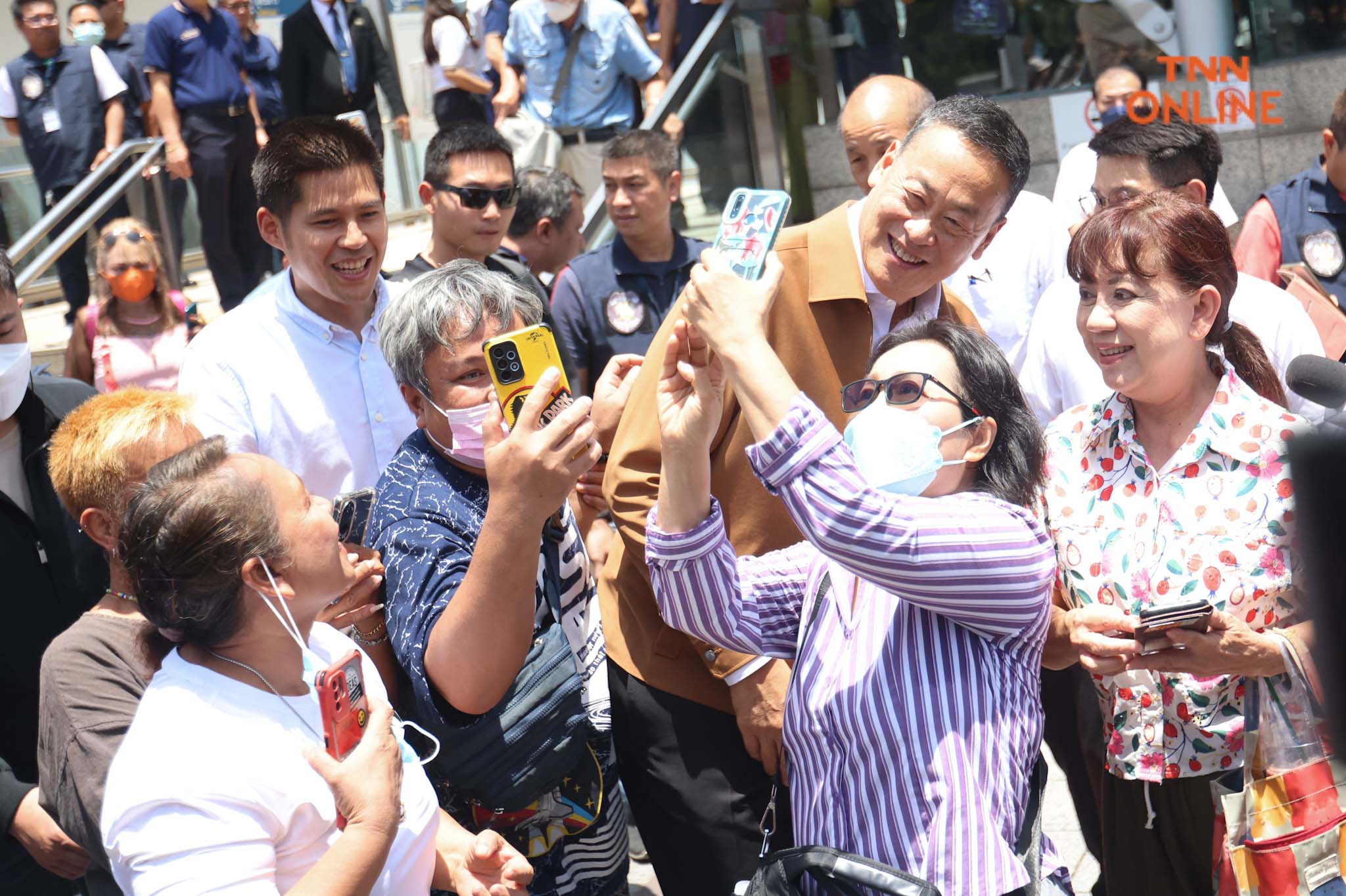 “เศรษฐา” ลงพื้นที่พบ ปชช. พบป่ะผู้ค้าเตรียมแก้ไขปัญหาค่าครองชีพ 