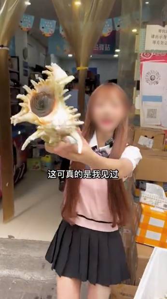‘น้องอุ้ม’ ไม่น่าเลย!! จับตา ‘ถี่จือ’ ยูทูปเบอร์จีนถูกรวบหลังคลิปกินฉลามขาว (มีคลิป) ‘น้องอุ้ม’ ไม่น่าเลย!! จับตา ‘ถี่จือ’ ยูทูปเบอร์จีนถูกรวบหลังคลิปกินฉลามขาว (มีคลิป)