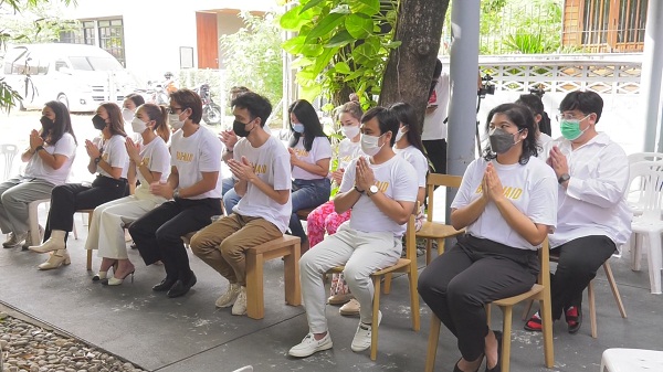 TrueID นำทีมบวงสรวงภาพยนตร์ “5 แม่บ้านถล่มมาเฟีย”   (มีคลิป)