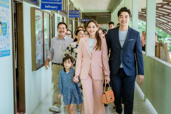 เจมส์ เรืองศักดิ์-ครูก้อย มอบทุน 100,000 บาท ต่อยอดการศึกษา เจมส์ เรืองศักดิ์-ครูก้อย มอบทุน 100,000 บาท ต่อยอดการศึกษา