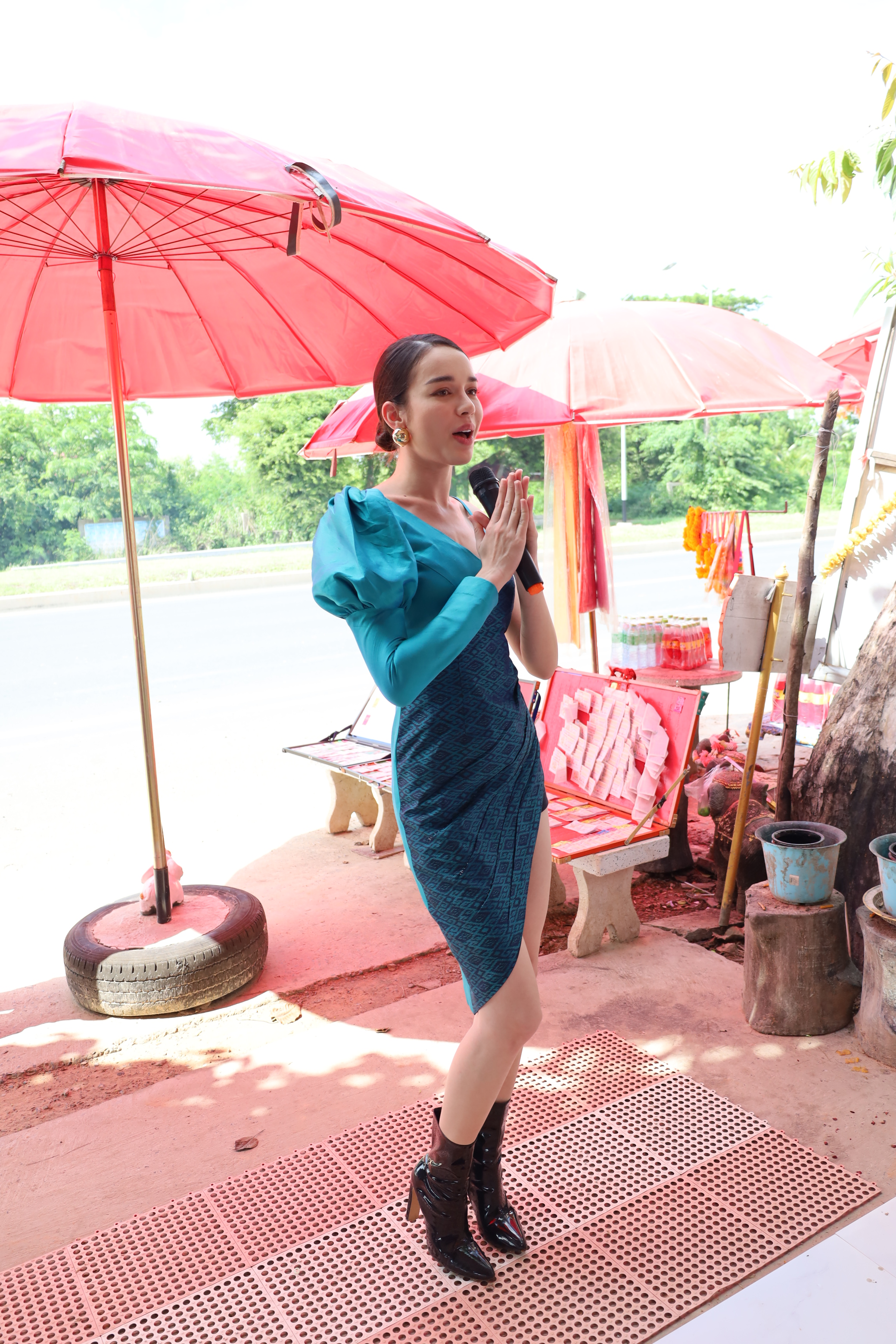  “สกาย มาเรีย” สัมผัสจิตกับ “แม่ฮันนี่ ศรีอีสาน” ขณะรำถวาย ไหว้ขอพร