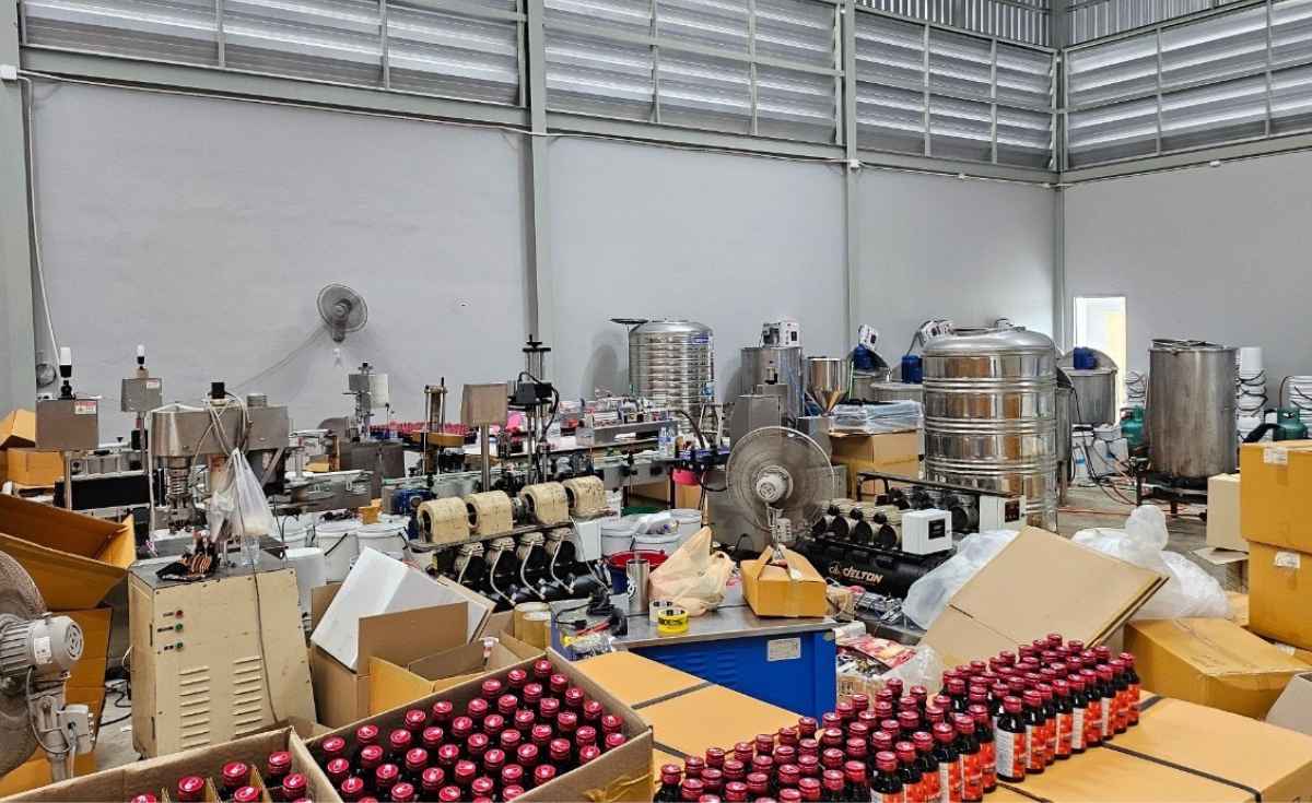 ตำรวจ ร่วม อย.บุกโรงงานผลิตยาแก้ไอปลอม มูลค่าเสียหาย 50 ล้านบาท ตำรวจ ร่วม อย.บุกโรงงานผลิตยาแก้ไอปลอม มูลค่าเสียหาย 50 ล้านบาท