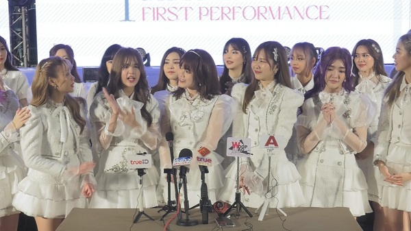 BNK48 รุ่นที่ 1 ขึ้นโชว์ซิงเกิ้ลพิเศษ Jiwaru DAYS   (มีคลิป) 