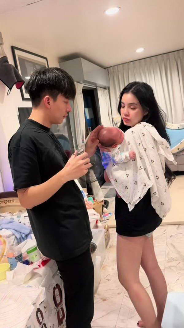 ครูเต้ย อภิวัฒน์ แชร์คลิปใจฟูคู่ ขนม ศศิกานต์ ช่วยกันตัดผมไฟลูกคนเล็ก ครูเต้ย อภิวัฒน์ แชร์คลิปใจฟูคู่ ขนม ศศิกานต์ ช่วยกันตัดผมไฟลูกคนเล็ก