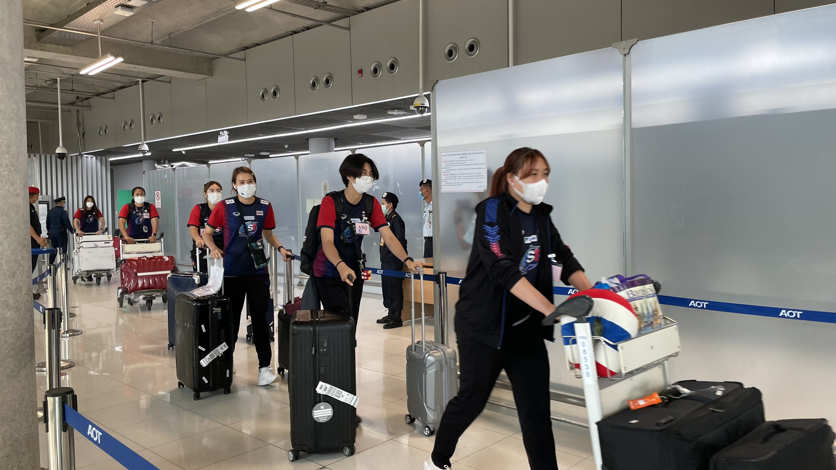 จบภารกิจVNL! 'ตบสาวไทย' เดินทางถึงประเทศไทยพร้อมกักตัวอีก 14 วัน จบภารกิจVNL! 'ตบสาวไทย' เดินทางถึงประเทศไทยพร้อมกักตัวอีก 14 วัน