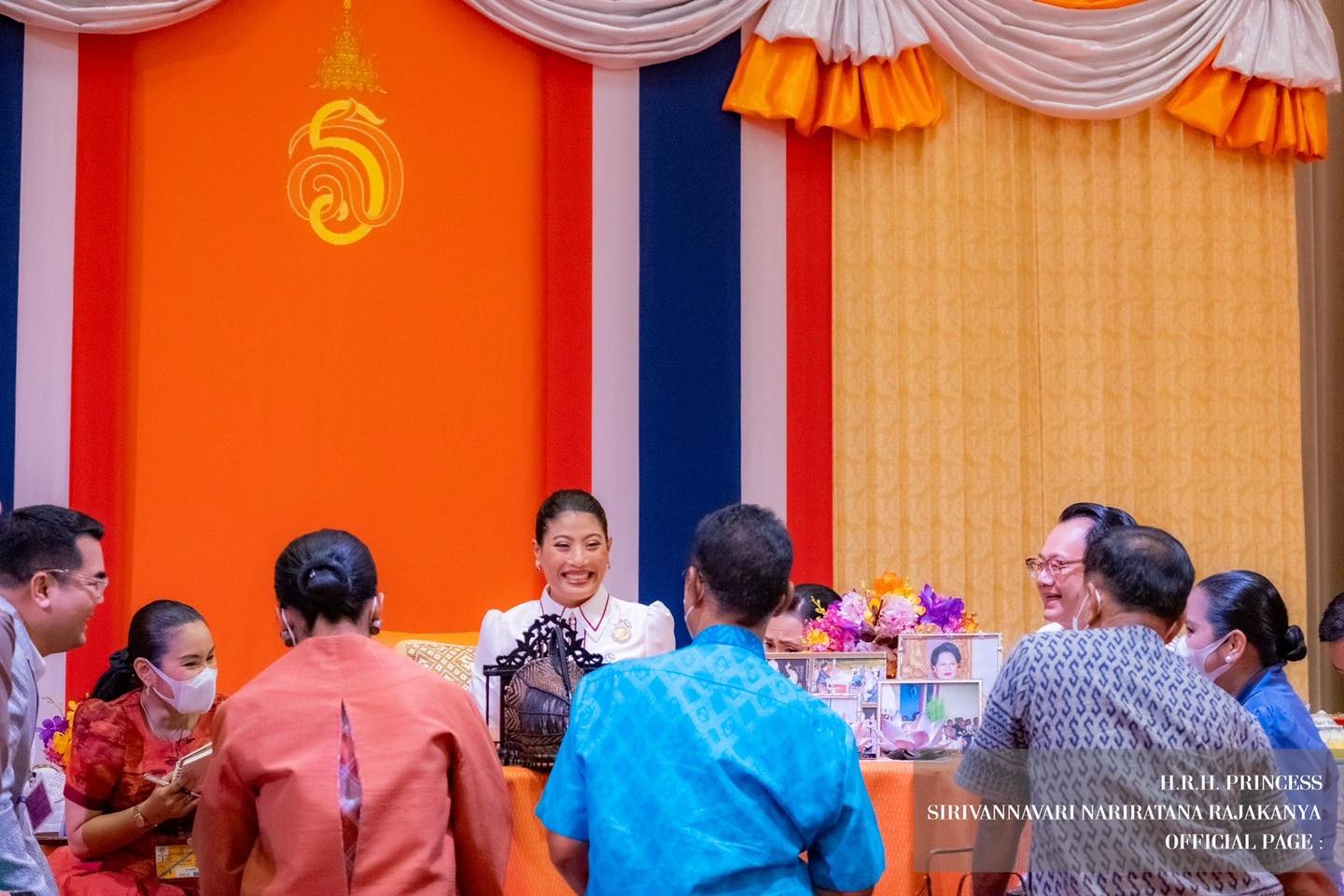 เจ้าฟ้าสิริวัณณวรี เสด็จไปทอดพระเนตรการจัดแสดงและจำหน่ายผลิตภัณฑ์ผ้าและงานหัตกรรมภาคกลาง