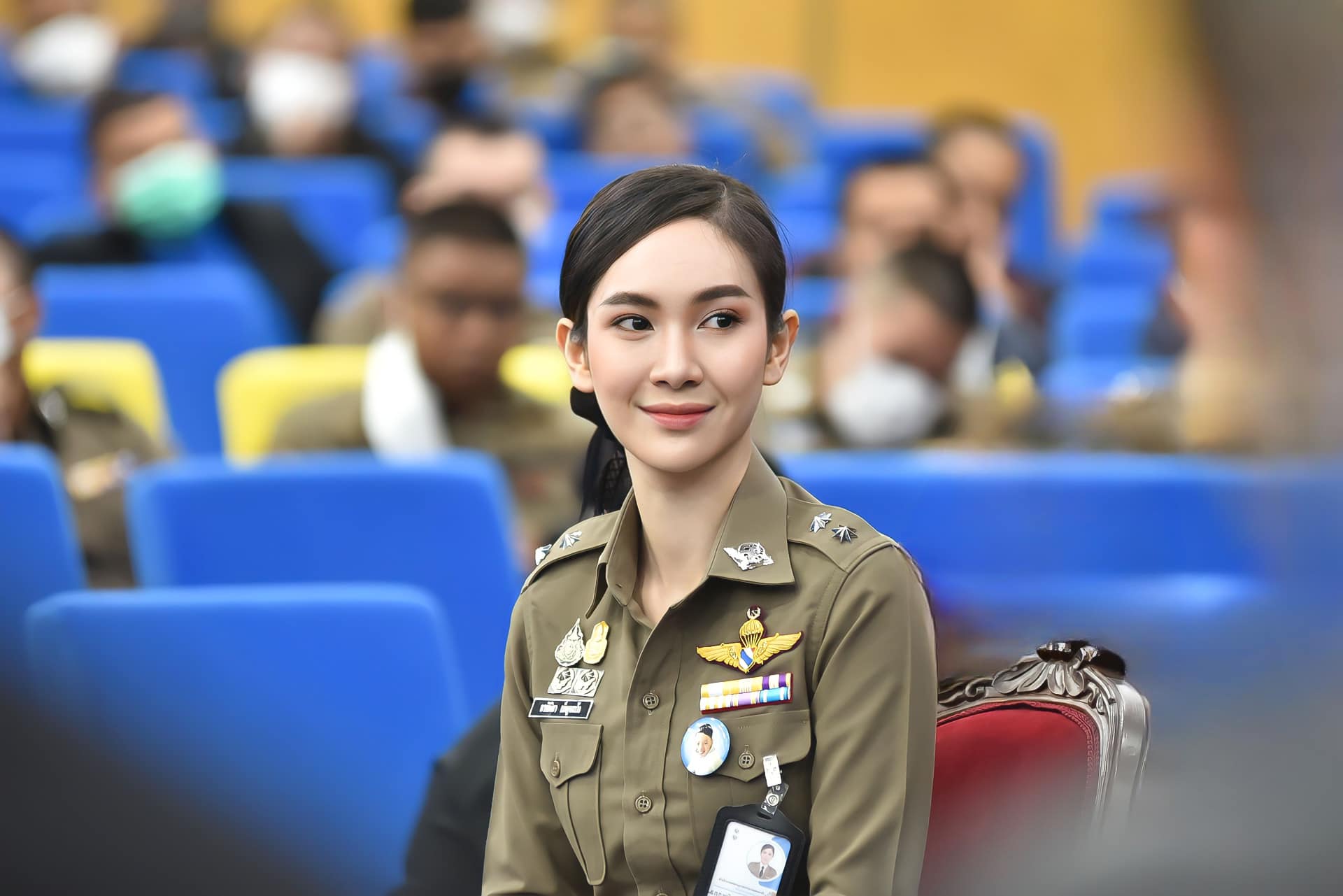 รู้จัก แคท อาทิติยา นักร้องลูกทุ่งสาวดีกรีนางงาม สู่ ผู้กองคนสวย 