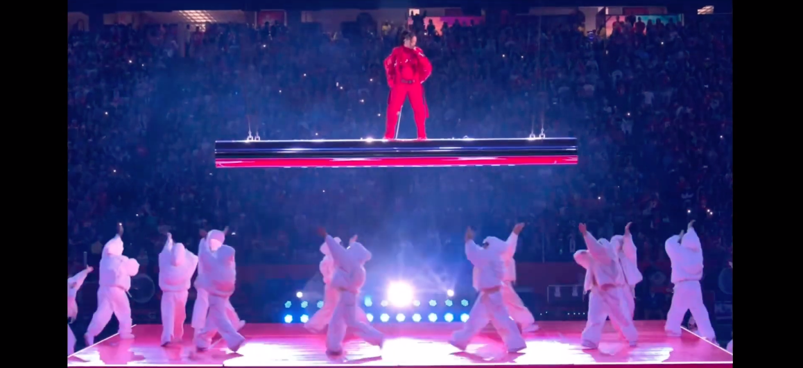 'ริฮานน่า' คัมแบ็ก!! คืนเวทีรอบ7ปี โชว์พักครึ่ง Super Bowl ลุคสีแดงเพลิง