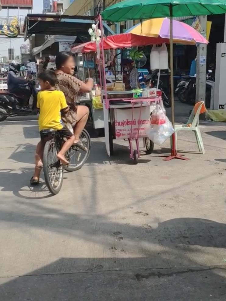ไม่สนโควิด! สาวหอบลูกไม่สวมแมสก์เข้าตลาด เถียงแม่ค้าลั่นหนักหัวใคร? ไม่สนโควิด! สาวหอบลูกไม่สวมแมสก์เข้าตลาด เถียงแม่ค้าลั่นหนักหัวใคร?