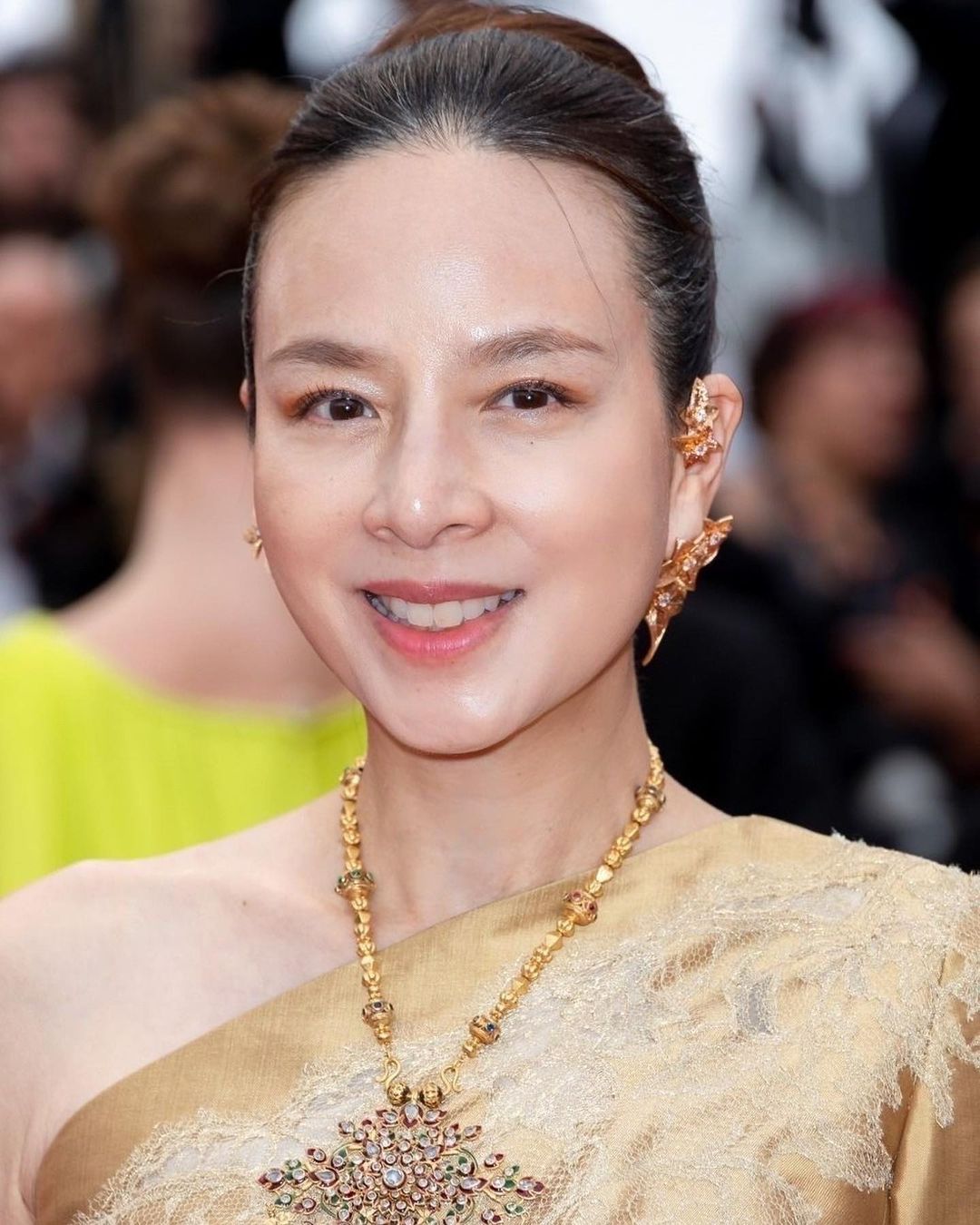 สง่างาม มาดามแป้ง สวมชุดไทยร่วมเดินพรมแดง เมืองคานส์