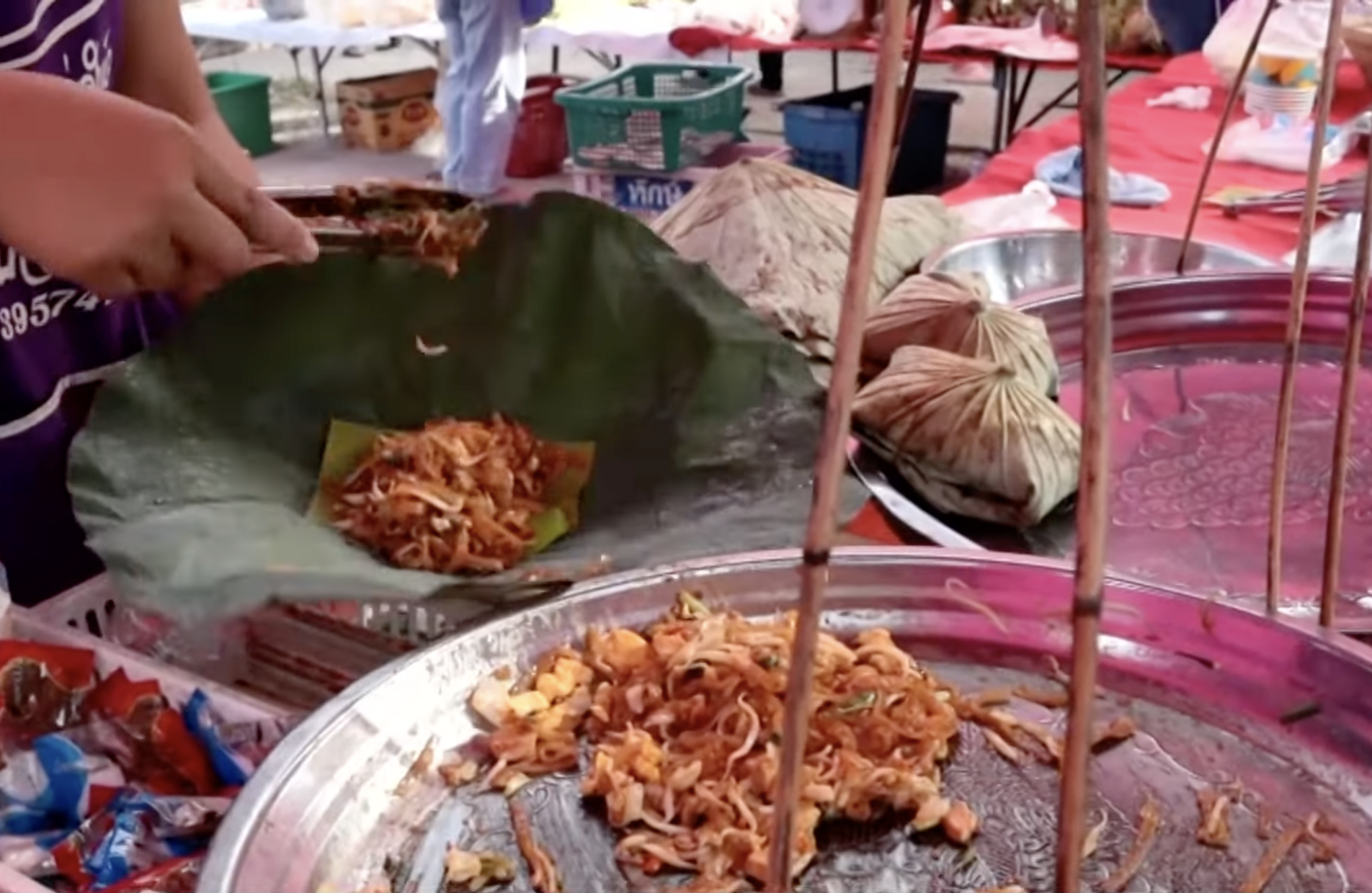 ผัดไทยห่อใบบัว เจ้าแรกในพิษณุโลก ผัดไทยห่อใบบัว เจ้าแรกในพิษณุโลก