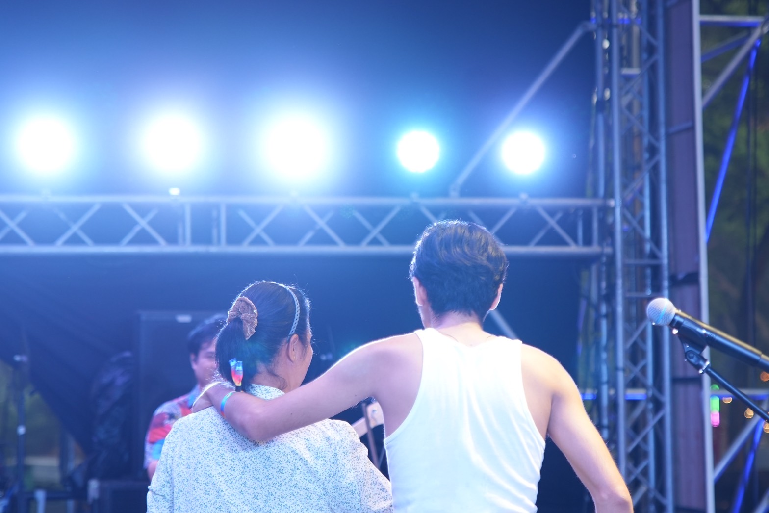 แฟนคลับประทับใจ!!  คุณแม่ โจอี้ ภูวศิษฐ์  โผล่เซอร์ไพรส์กลางเวทีคอนเสิร์ต