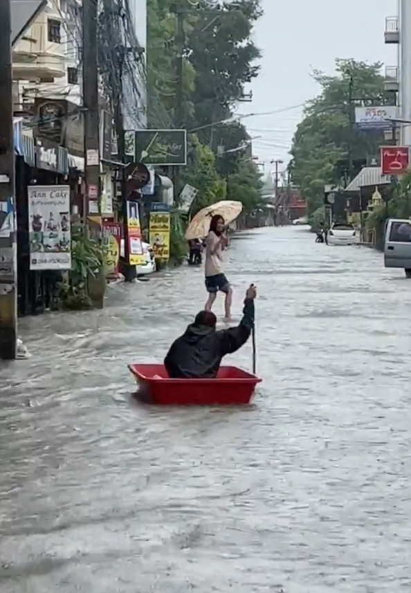 สีสันวัน 'ฝนถล่มเชียงใหม่' อาจารย์พายอ่างแดงไปสอนนศ. สีสันวัน 'ฝนถล่มเชียงใหม่' อาจารย์พายอ่างแดงไปสอนนศ.