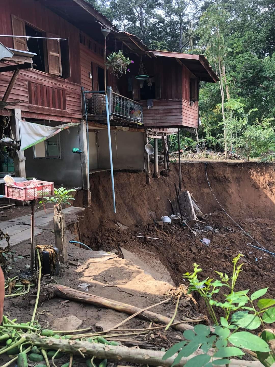 ฤทธิ์พายุคมปาซุ! กระทบสระบุรี เปิดวินาทีบ้านถล่มดินสไลด์ ริมแม่น้ำป่าสัก ฤทธิ์พายุคมปาซุ! กระทบสระบุรี เปิดวินาทีบ้านถล่มดินสไลด์ ริมแม่น้ำป่าสัก