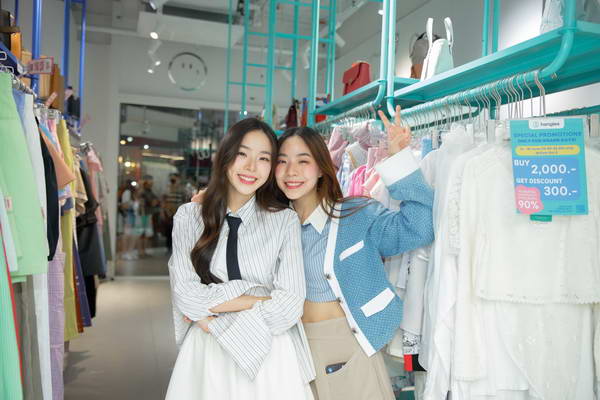 นนกุล เขินแรง! แอฟ ทักษร หอบดอกไม้เซอร์ไพรส์วันปิดร้าน hangles นนกุล เขินแรง! แอฟ ทักษร หอบดอกไม้เซอร์ไพรส์วันปิดร้าน hangles