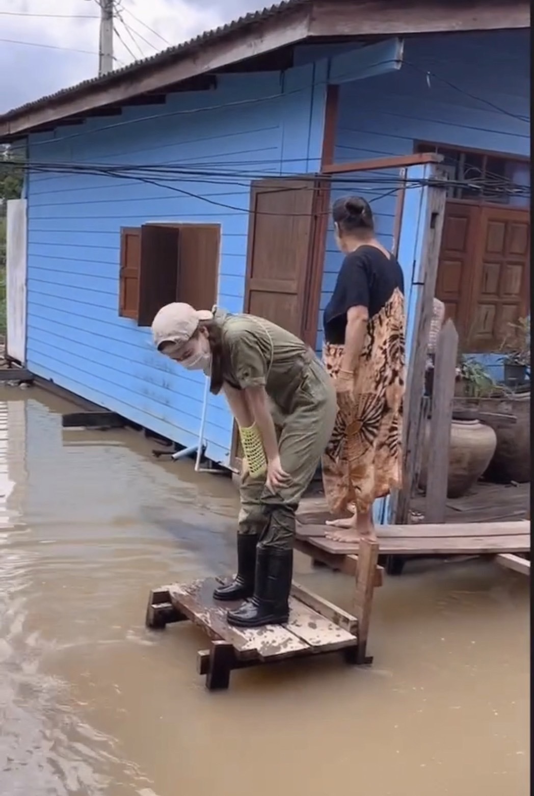 บอย โพสต์คลิปนาทีชีวิต เจี๊ยบ หวิดพลาดตกน้ำป๋อมแป๋ม... บอย โพสต์คลิปนาทีชีวิต เจี๊ยบ หวิดพลาดตกน้ำป๋อมแป๋ม...
