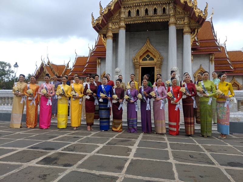 30 สาวงามผู้เข้าประกวด MUT 2021 สวมใส่ชุดไทยจิตรลดา ทำบุญตักบาตร