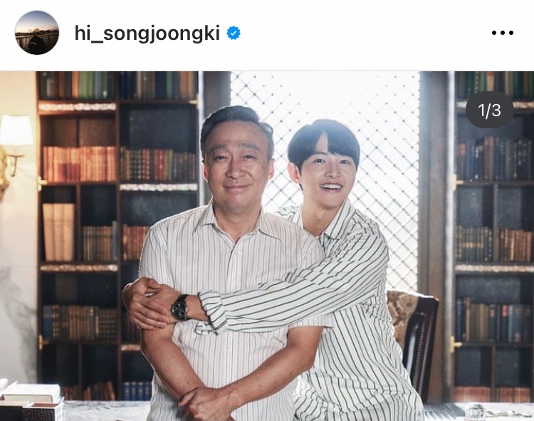 แม่ๆ ไทยแห่กดไลค์!! 'ซงจุงกิ' โพสต์ภาพคู่ 'อีซองมิน' คุณปู่ในซีรีส์ Reborn Rich