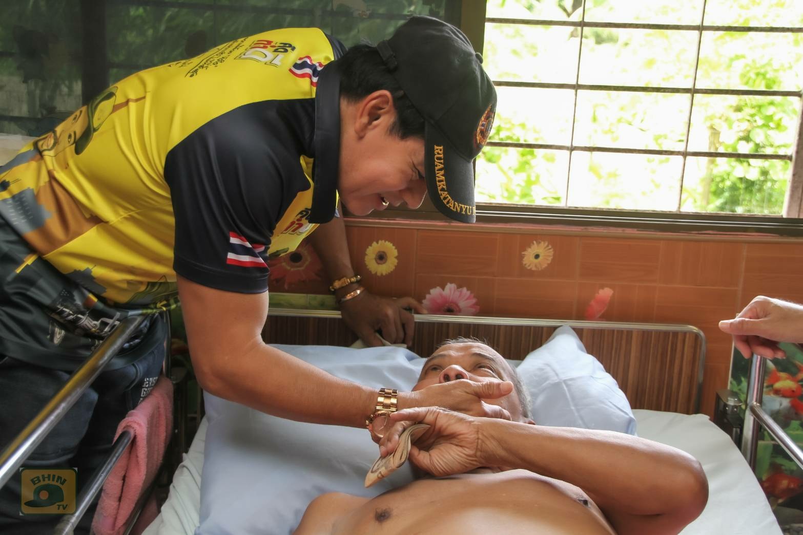 บิณฑ์-ไทด์ เข้าช่วยเหลือ มืด ไข่มุก หลังนอนป่วยติดเตียง หลายโรครุมเร้า บิณฑ์-ไทด์ เข้าช่วยเหลือ มืด ไข่มุก หลังนอนป่วยติดเตียง หลายโรครุมเร้า