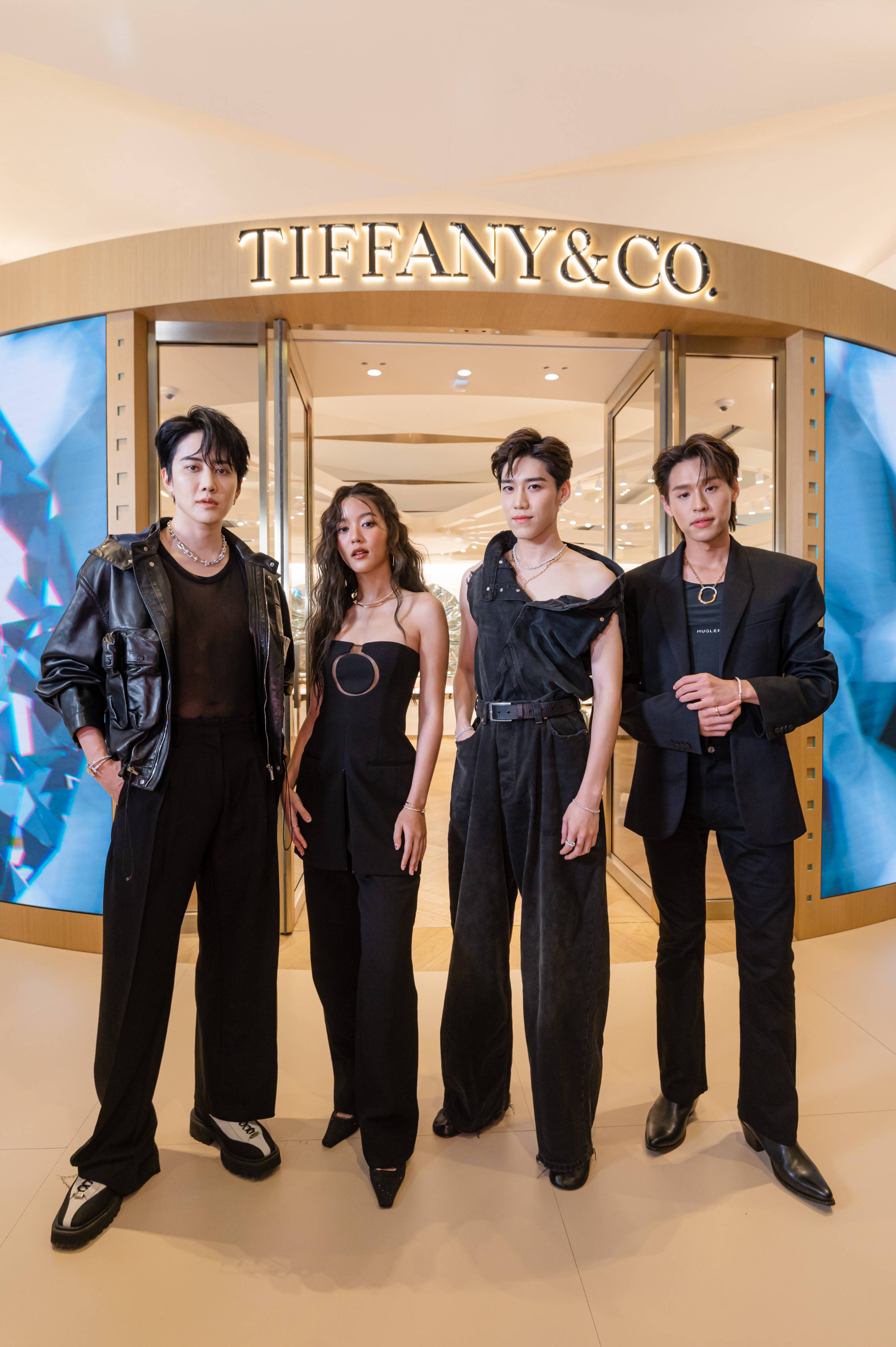 เปิดลุคสุดจึ้ง!! 'พีพี - บิวกิ้น - ไมค์ พิรัชต์' ร่วมอีเวนต์ Tiffany & Co. ในไทย เปิดลุคสุดจึ้ง!! 'พีพี - บิวกิ้น - ไมค์ พิรัชต์' ร่วมอีเวนต์ Tiffany & Co. ในไทย