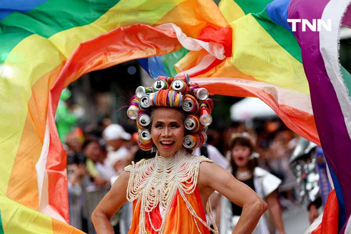 LGBTQIAN+ คนดังกว่า 500 ชีวิต บน Rainbow Runway ยาว 80 เมตร ร่วมฉลอง Pride Month