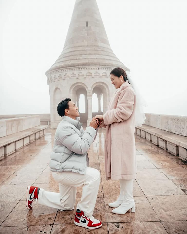  ลีซอ ธีรเทพ สละโสดแล้ว หลังคุกเข่าขอแฟนสาวแต่งงานที่ฮังการี 