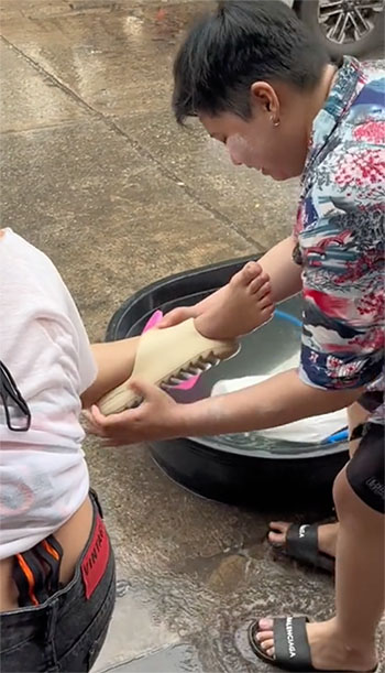  ‘รองเท้ากินคนระบาด’  เทศกาลสงกรานต์ปีนี้โดนกันถ้วนหน้าทั่วไทย TikTok แห่ติดแฮชแท็ก 