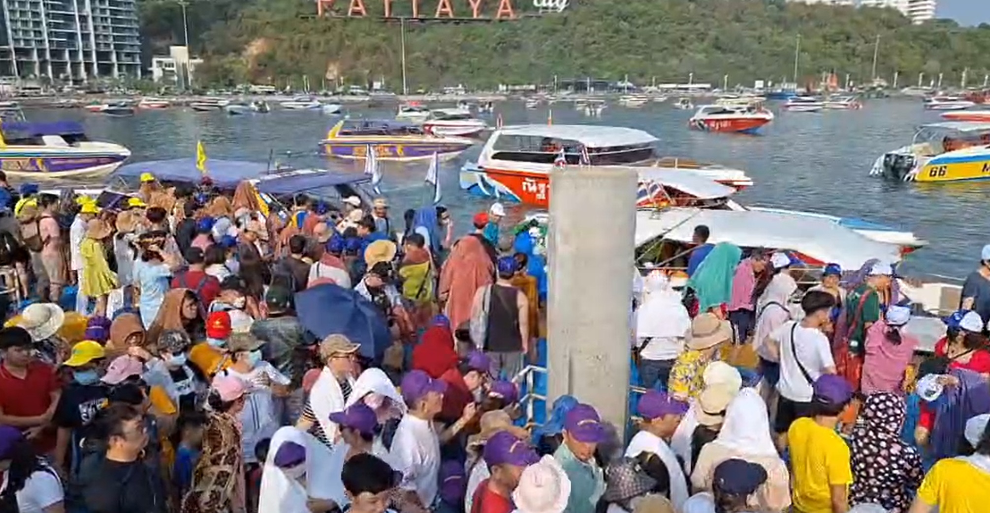 วันแรงงานคึกคัก! นักท่องเที่ยวชาวไทย-ต่างชาติแห่เที่ยวเกาะล้าน