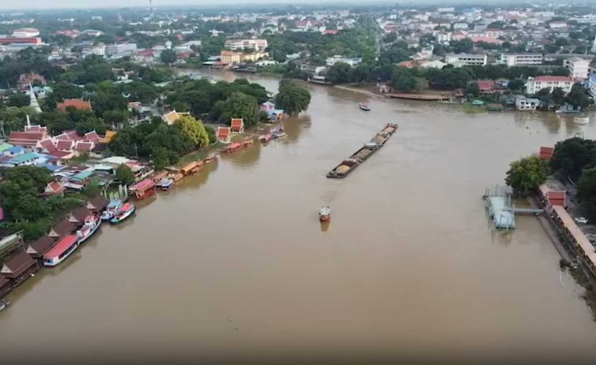 ชาวบางบาลทำความสะอาดโรงเรียนหลังน้ำลด ชาวบางบาลทำความสะอาดโรงเรียนหลังน้ำลด