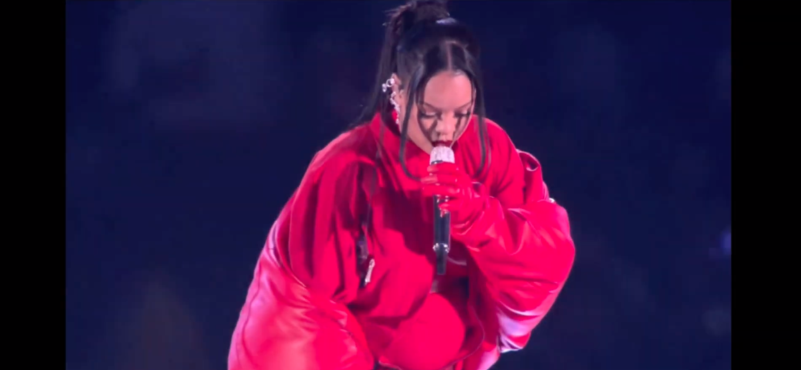 'ริฮานน่า' คัมแบ็ก!! คืนเวทีรอบ7ปี โชว์พักครึ่ง Super Bowl ลุคสีแดงเพลิง