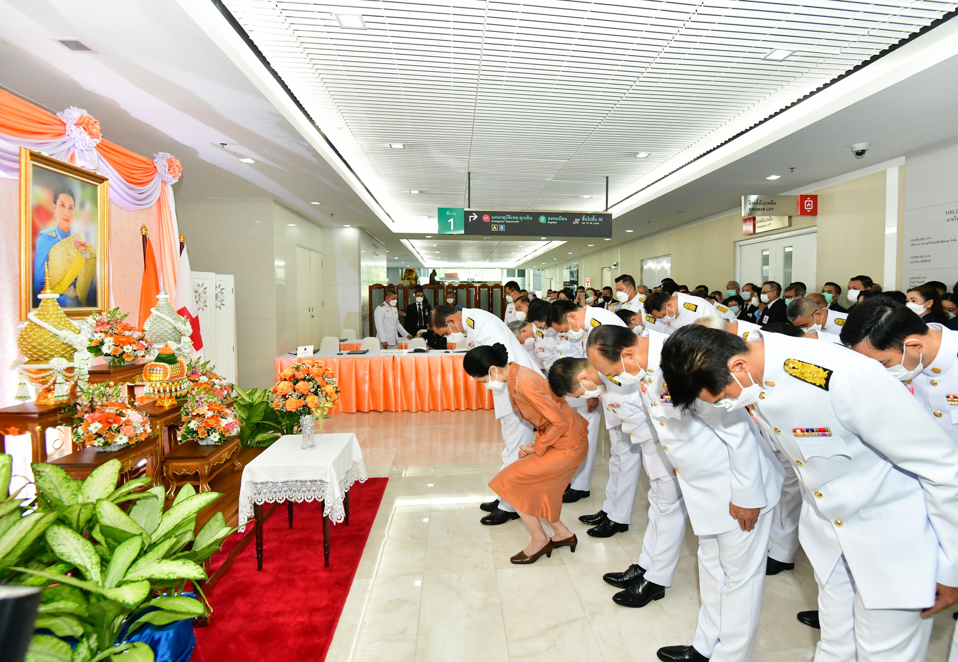 นายกรัฐมนตรีและภริยา พร้อมคณะรัฐมนตรีและคู่สมรส ร่วมลงนามถวายพระพร 