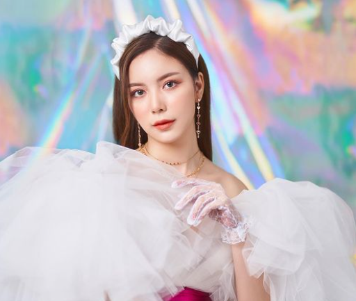 'แม็กซ์' รับกำลังคบ 'มุก วรนิษฐ์' หลังมีรูปหลุดแนบชิดสวีทสุดๆ