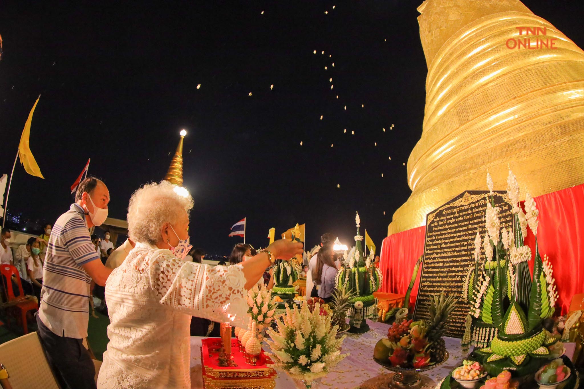 ประชาชนร่วมพิธี “ห่มผ้าแดงภูเขาทอง” ประจำปี 2564 เสริมสิริมงคล