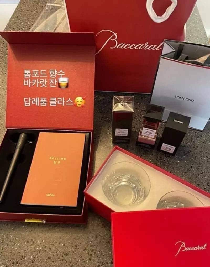 ของชำร่วยงานแต่ง ฮยอนบิน และ ซนเยจิน หรูและแพงมากสมกับเป็นงานแต่งแห่งศตวรรษ ของชำร่วยงานแต่ง ฮยอนบิน และ ซนเยจิน หรูและแพงมากสมกับเป็นงานแต่งแห่งศตวรรษ