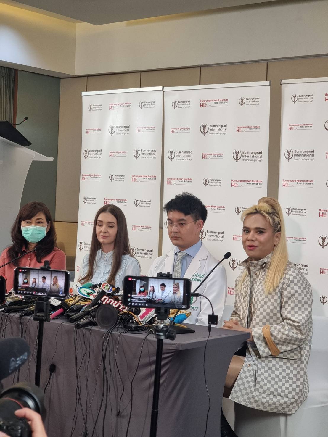 พ้นวิกฤต สื่อสารได้ ครอบครัว เอส กันตพงศ์ ตั้งโต๊ะแถลงอาการล่าสุดพร้อมทีมแพทย์ 