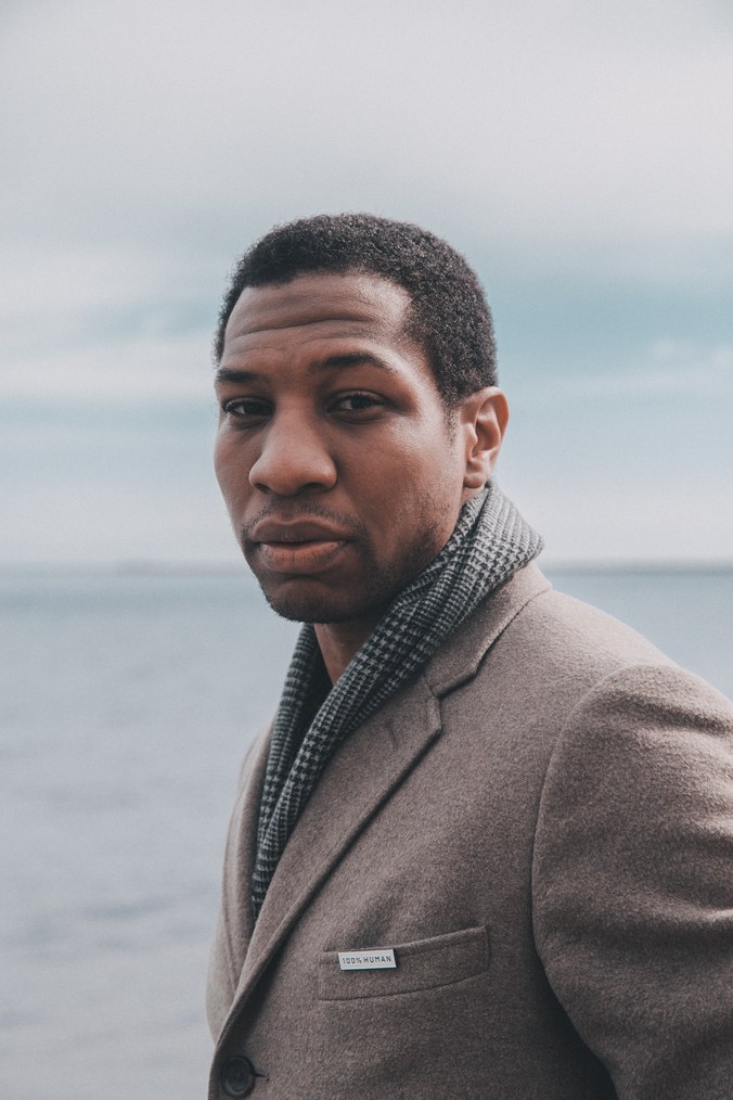 “Jonathan Majors” ถูกจับข้อหาทำร้ายร่างกายแฟนสาว