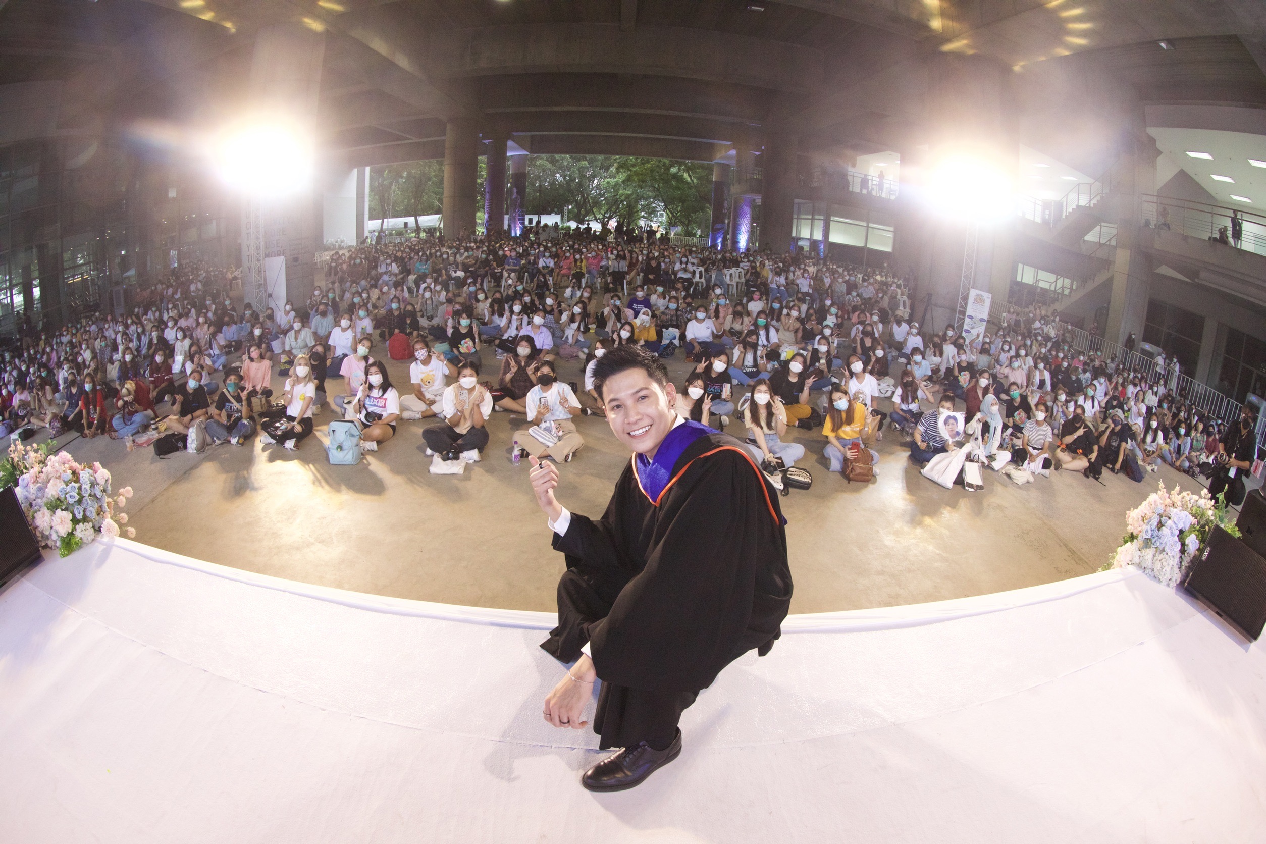  “สิงโต ปราชญา” ซ้อมใหญ่รับปริญญา ม.กรุงเทพ แฟนคลับร่วมยินดี