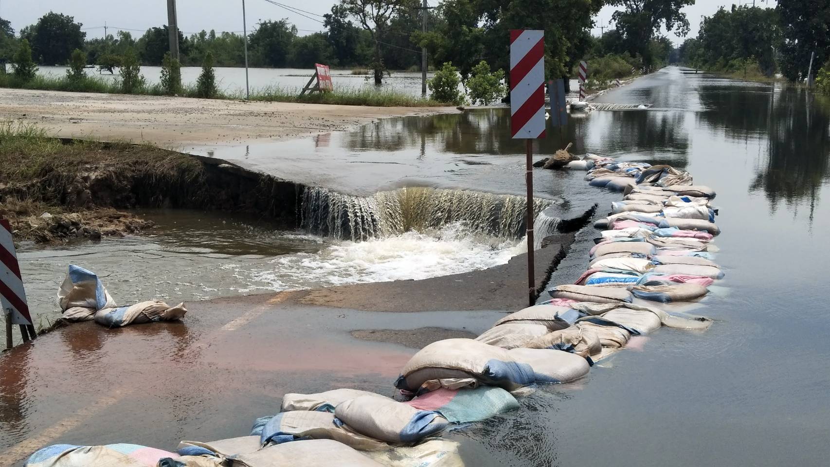 โคราชยังอ่วม! น้ำท่วมกระทบ 1,500 ครัวเรือน ชุมพวงหนักสุดถนนถูกตัดขาด โคราชยังอ่วม! น้ำท่วมกระทบ 1,500 ครัวเรือน ชุมพวงหนักสุดถนนถูกตัดขาด