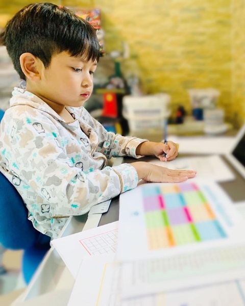 คุณแม่ เป้ย ปานวาด สุดภูมิใจ!! ลูกชายเรียนจบ Year 3 แล้ว คุณแม่ เป้ย ปานวาด สุดภูมิใจ!! ลูกชายเรียนจบ Year 3 แล้ว