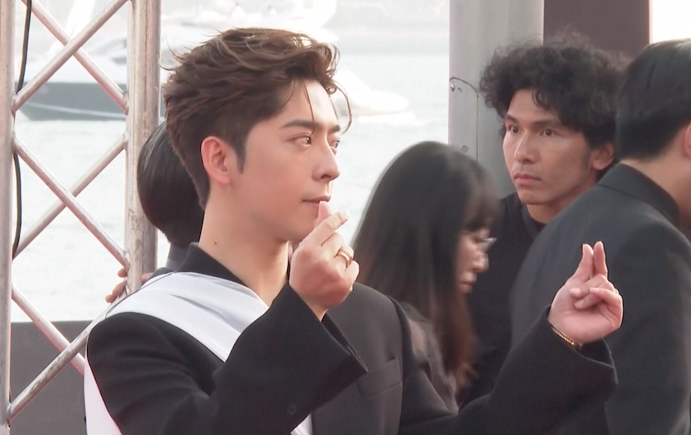 ช็อตหายาก!! ‘หลิวเต๋อหัว - มิเชล โหย่ว’ กระทบไหล่ ที่งาน Hong Kong Film Awards