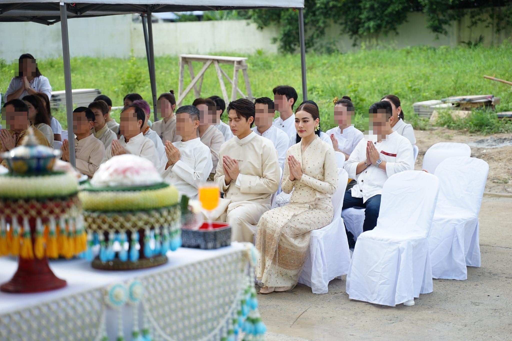วันดี! หมาก-คิม เข้าพิธีหมั้น ผูกข้อมือตามแบบพิธีของชาวเหนือ วันดี! หมาก-คิม เข้าพิธีหมั้น ผูกข้อมือตามแบบพิธีของชาวเหนือ