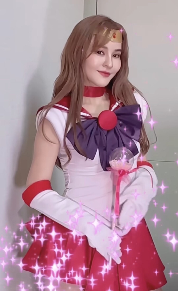 สานฝันวัยเด็ก ออม สุชาร์ แปลงร่างเป็นเซเลอร์มาร์ส พร้อมมอบกอดหวานให้กับ แอมป์ พิธาน 