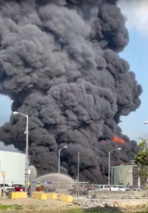 เปิดภาพวินาที! ไฟไหม้โรงกลั่นน้ำมันอย่างรุนแรง ต้องเร่งอพยพประชาชน